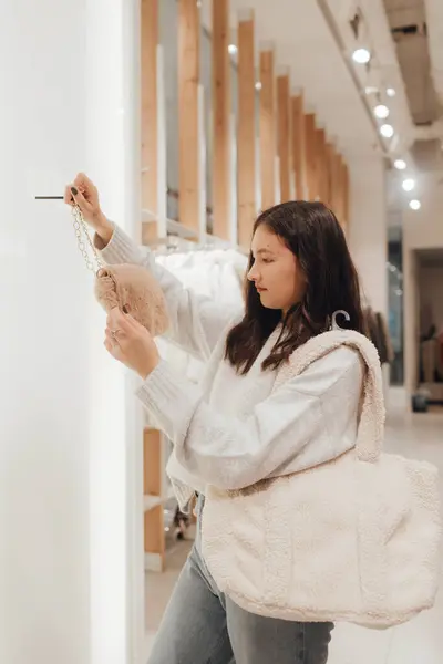 Корейська Дівчина Підліток Вибирає Купує Модний Одяг Торговому Центрі Роздрібна Стокове Зображення