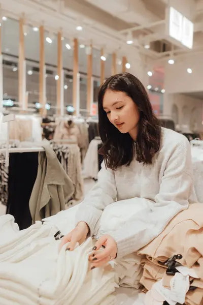 Koreański Nastolatka Wybierając Kupując Modne Ubrania Centrum Handlowym Detalizm Konsumpcjonizm Obrazek Stockowy