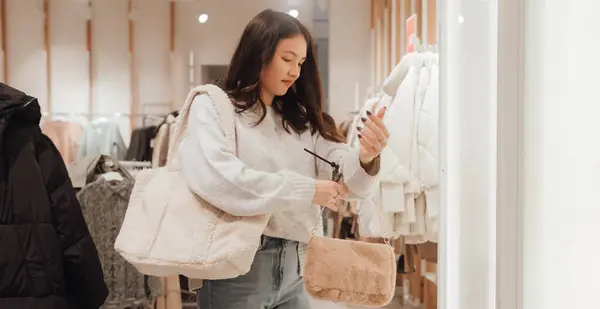 Chica Adolescente Coreana Elegir Comprar Ropa Moda Centro Comercial Retail — Foto de Stock
