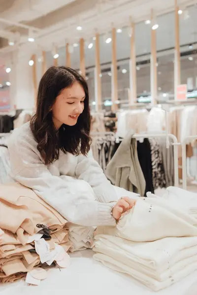 Корейская Девушка Подросток Выбирает Покупает Модную Одежду Торговом Центре Розничная — стоковое фото