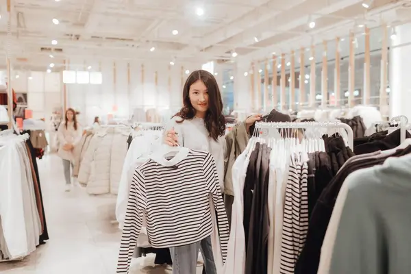 Korejská Dospívající Dívka Vybírá Nakupuje Módní Oblečení Nákupním Centru Maloobchod Royalty Free Stock Fotografie