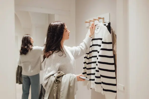 Корейская Девочка Подросток Примеряет Новую Модную Одежду Хижине Торговом Центре Стоковое Изображение