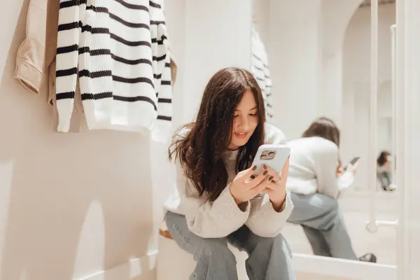 Adolescente Coréenne Prend Selfie Dans Nouveaux Vêtements Dans Miroir Envoie Images De Stock Libres De Droits