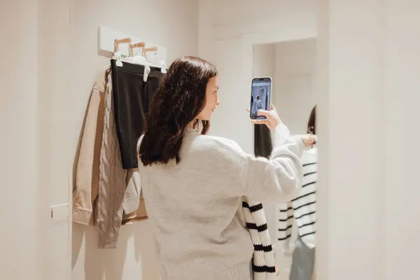 Koreli Genç Kız Aynadaki Yeni Kıyafetlerle Selfie Çeker Bir Alışveriş Telifsiz Stok Fotoğraflar