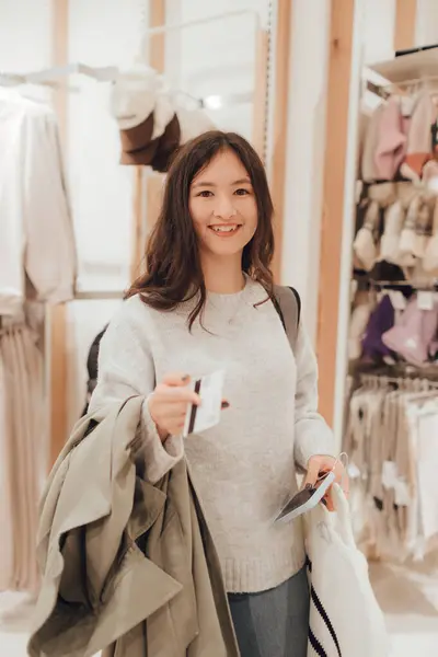 Koreańska Nastolatka Trzyma Rękach Kartę Kredytową Chce Zapłacić Nowe Ubrania Zdjęcie Stockowe