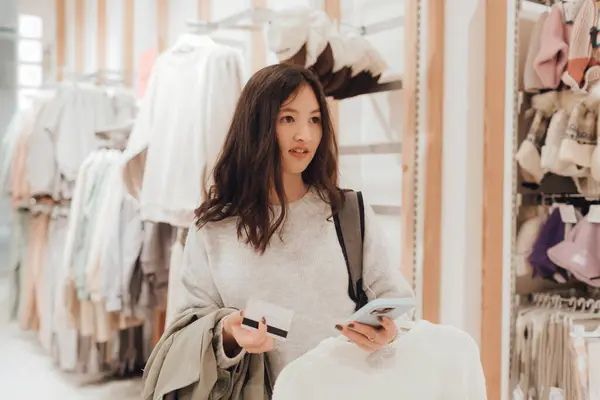 Koreanisches Teenager Mädchen Hält Eine Kreditkarte Der Hand Und Einem lizenzfreie Stockbilder