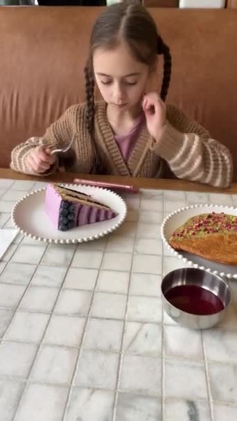Krásná Dívka Pomocí Mobilního Telefonu Při Snídani Roztomilé Pre Teen — Stock video