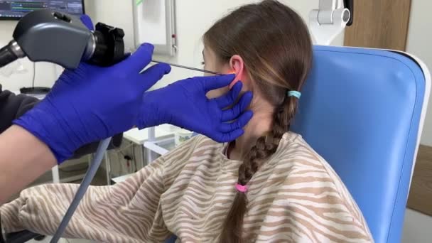 Close Otorrinolaringologista Examina Orelha Meninas Pré Escolares Com Otoscópio Adenoidite Vídeo De Stock