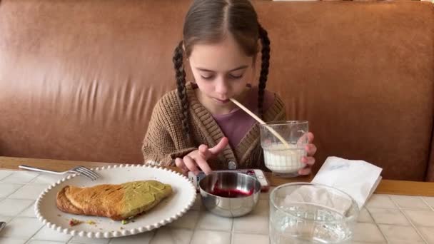 Krásná Dívka Pomocí Mobilního Telefonu Při Snídani Roztomilé Pre Teen — Stock video