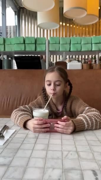 Hermosa Chica Usando Teléfono Móvil Mientras Desayuna Linda Chica Preadolescente — Vídeos de Stock