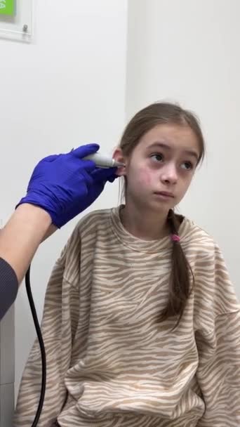 Close Otorrinolaringologista Examina Orelha Meninas Pré Escolares Com Otoscópio Adenoidite Filmagem De Stock