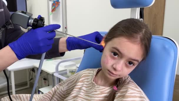 Close Otorrinolaringologista Examina Orelha Meninas Pré Escolares Com Otoscópio Adenoidite — Vídeo de Stock