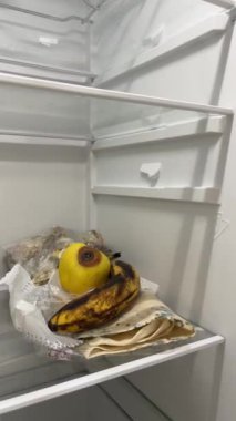 Buzdolabına askılı filme sarılı küflü yemek. Yumuşak mantar sporları yiyeceğin üzerinde gelişir. Yanlış depolama, bozuk ürün, süresi geçmiş konsept.