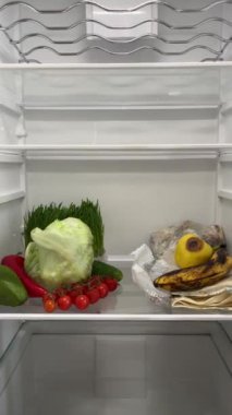 Marketteki sağlıklı organik sebzeler, buzdolabındaki süpermarketteki ürünlerin aksine. Yanlış depolama, bozuk ürün, süresi geçmiş konsept. Yüksek kalite 4k görüntü