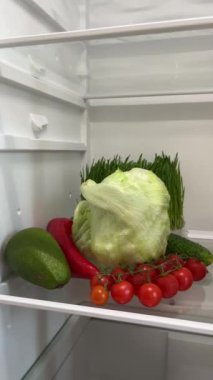 Marketteki sağlıklı organik sebzeler, buzdolabındaki süpermarketteki ürünlerin aksine. Yanlış depolama, bozuk ürün, süresi geçmiş konsept. Yüksek kalite 4k görüntü