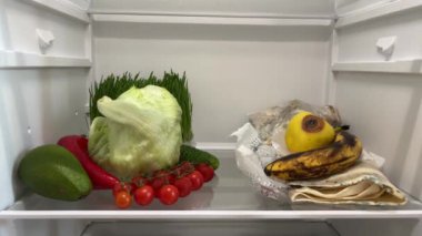 Marketteki sağlıklı organik sebzeler, buzdolabındaki süpermarketteki ürünlerin aksine. Yanlış depolama, bozuk ürün, süresi geçmiş konsept. Yüksek kalite 4k görüntü