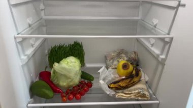 Marketteki sağlıklı organik sebzeler, buzdolabındaki süpermarketteki ürünlerin aksine. Yanlış depolama, bozuk ürün, süresi geçmiş konsept. Yüksek kalite 4k görüntü