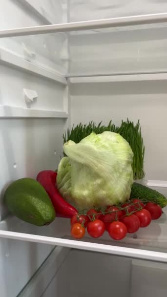 냉장고 클로즈업의 슈퍼마켓의 제품과는 반대로 시장에서 건강한 유기농 잘못된 스토리지 비디오 클립