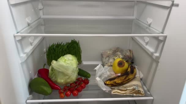 冷蔵庫の閉鎖のスーパーマーケットからのプロダクトとは対照的に地元市場からの健康な有機野菜 不適切なストレージ 破損した製品 期限切れの概念 高品質の4K映像 — ストック動画