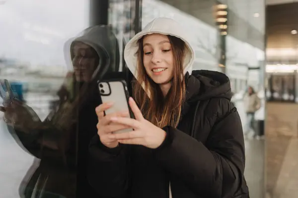 Retrato Metade Comprimento Menina Uso Casual Segurando Smartphone Para Blogar Fotos De Bancos De Imagens
