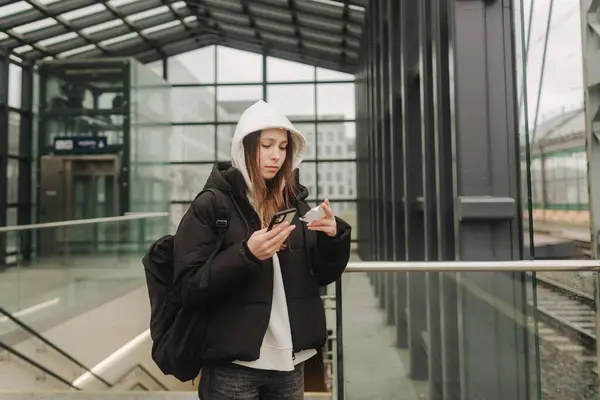 Tren Istasyonundaki Genç Turist Kız Akıllı Telefon Haritası Sosyal Medya Telifsiz Stok Imajlar