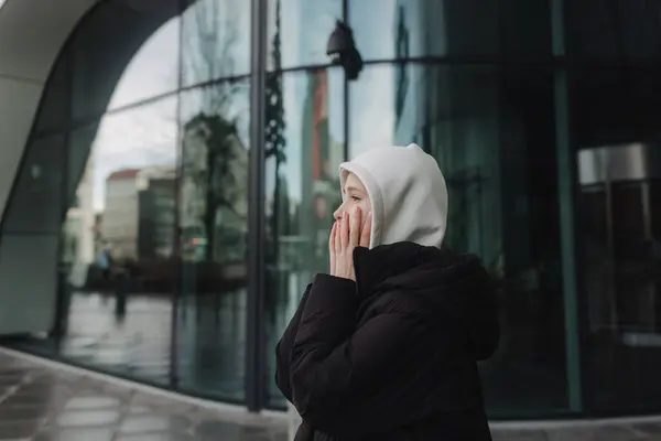 Feldúlt Depressziós Lány Kezében Okostelefon Tartja Fejét Egyetemi Szomorú Diák Stock Kép