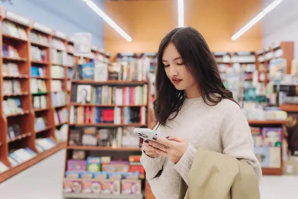 Serious Teen Gen Koreanisches Studentenmädchen Mit Handy Smartphone App Der lizenzfreie Stockfotos