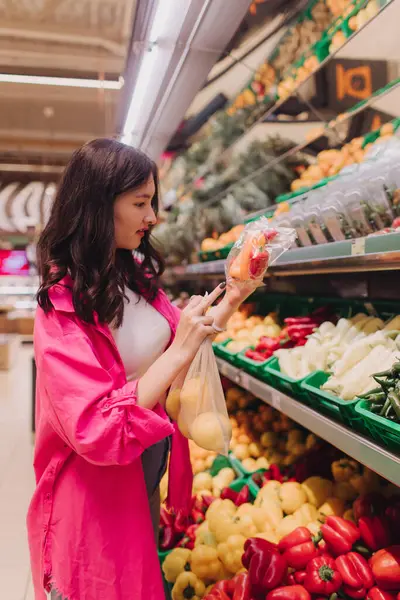 Junge Koreanerin Beim Einkaufen Ohne Plastiktüten Lebensmittelladen Vegane Zero Waste lizenzfreie Stockfotos