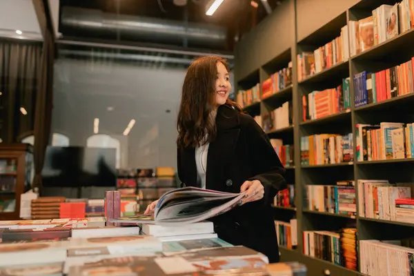 Pretty Teen Gen Studentessa Coreana Sceglie Libro Una Libreria Concetto Foto Stock Royalty Free