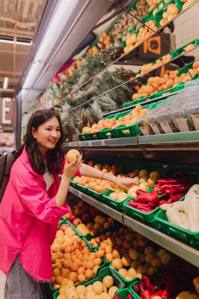 Junge Koreanerin Beim Einkaufen Ohne Plastiktüten Lebensmittelladen Vegane Zero Waste Stockbild