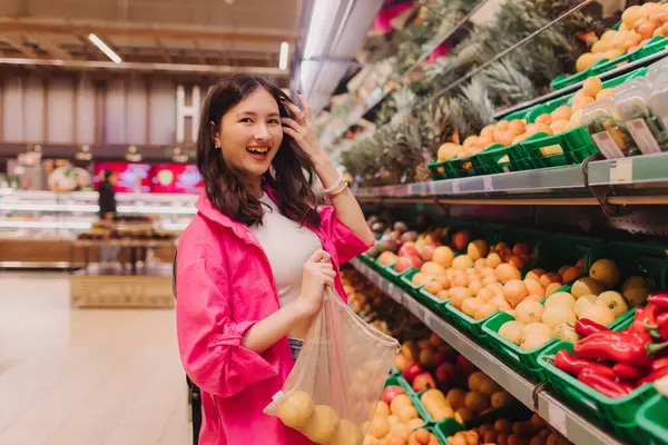 Jovem Coreana Faz Compras Sem Sacos Plástico Supermercado Vegan Zero Fotografias De Stock Royalty-Free