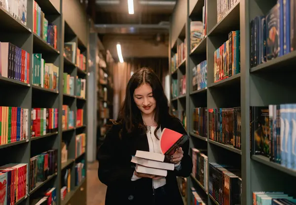 Pretty Teen Gen Menina Estudante Coreano Escolhe Livro Uma Livraria Imagem De Stock