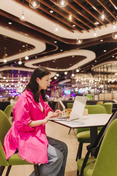 Tânără Coreeană Freelance Lucrează Laptop Cafenea Stând Singur Masă Calculator fotografii de stoc fără drepturi de autor