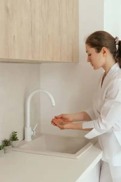 Närbild Kvinnlig Läkare Vit Uniform Tvätta Händerna Ljus Bakgrund Begreppet Royaltyfria Stockfoton