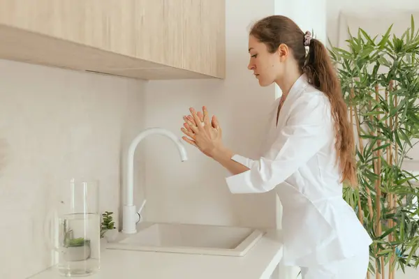 Närbild Kvinnlig Läkare Vit Uniform Tvätta Händerna Ljus Bakgrund Begreppet Royaltyfria Stockfoton