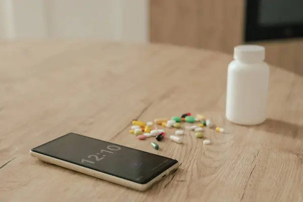 Farklı Haplar Ahşap Bir Masadaki Telefonun Çalar Saati Tıp Sağlık Telifsiz Stok Imajlar