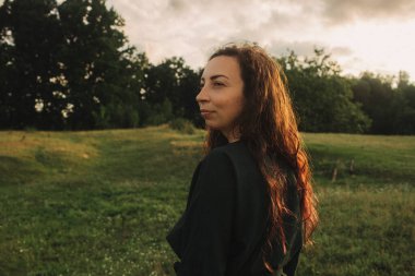 Sakin bir kadın anın tadını çıkarıyor ve eko-çiftliğinde yavaş bir yaşam sürüyor. Yeşil turizm kavramı, yavaş yaşam, bahçıvanlık, çevre dostu. Dizinin bir parçası.