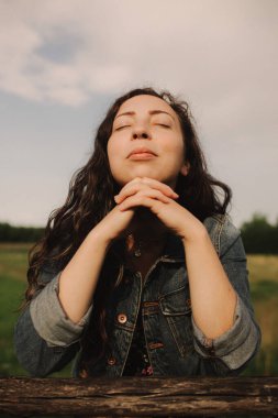 Sakin bir kadın anın tadını çıkarıyor ve eko-çiftliğinde yavaş bir yaşam sürüyor. Yeşil turizm kavramı, yavaş yaşam, bahçıvanlık, çevre dostu.