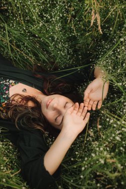 Sakin bir kadın anın tadını çıkarıyor ve eko-çiftliğinde yavaş bir yaşam sürüyor. Yeşil turizm kavramı, yavaş yaşam, bahçıvanlık, çevre dostu.