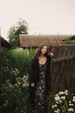 Sakin bir kadın anın tadını çıkarıyor ve eko-çiftliğinde yavaş bir yaşam sürüyor. Yeşil turizm kavramı, yavaş yaşam, bahçıvanlık, çevre dostu. Dizinin bir parçası.