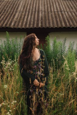 Sakin bir kadın anın tadını çıkarıyor ve eko-çiftliğinde yavaş bir yaşam sürüyor. Yeşil turizm kavramı, yavaş yaşam, bahçıvanlık, çevre dostu. Dizinin bir parçası.