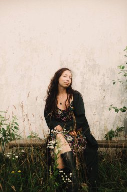 Sakin bir kadın anın tadını çıkarıyor ve eko-çiftliğinde yavaş bir yaşam sürüyor. Yeşil turizm kavramı, yavaş yaşam, bahçıvanlık, çevre dostu. Dizinin bir parçası.