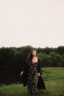 Sakin bir kadın anın tadını çıkarıyor ve eko-çiftliğinde yavaş bir yaşam sürüyor. Yeşil turizm kavramı, yavaş yaşam, bahçıvanlık, çevre dostu. Dizinin bir parçası.