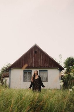 Sakin bir kadın anın tadını çıkarıyor ve eko-çiftliğinde yavaş bir yaşam sürüyor. Yeşil turizm kavramı, yavaş yaşam, bahçıvanlık, çevre dostu. Dizinin bir parçası.