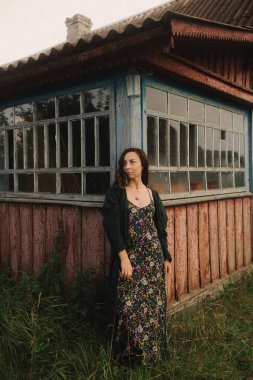 Sakin bir kadın anın tadını çıkarıyor ve eko-çiftliğinde yavaş bir yaşam sürüyor. Yeşil turizm kavramı, yavaş yaşam, bahçıvanlık, çevre dostu. Dizinin bir parçası.