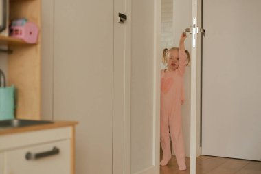 Oyun odasında kızgın bir bebeğin portresi. Ağlayan kız odanın kapısını kapatır. Üretim alfa kavramı.