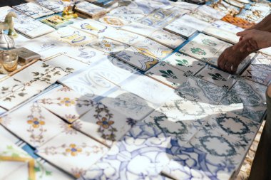 LISBON, PORTUGAL - 2 Mayıs 2024: Lizbon 'daki sokak pazarındaki bozuk Portekizli Azulejos çeşitliliği.
