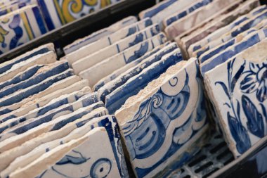 LISBON, PORTUGAL - 2 Mayıs 2024: Lizbon 'daki sokak pazarındaki bozuk Portekizli Azulejos çeşitliliği.