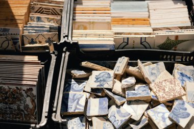 LISBON, PORTUGAL - 2 Mayıs 2024: Lizbon 'daki sokak pazarındaki bozuk Portekizli Azulejos çeşitliliği.