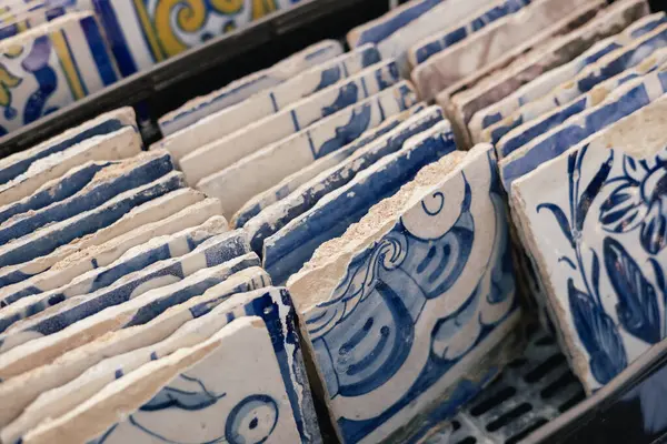 LISBON, PORTUGAL - 2 Mayıs 2024: Lizbon 'daki sokak pazarındaki bozuk Portekizli Azulejos çeşitliliği.